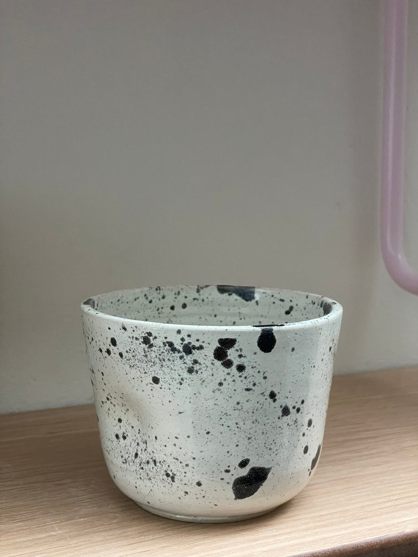 Koffiemok met een deukje- inktspots