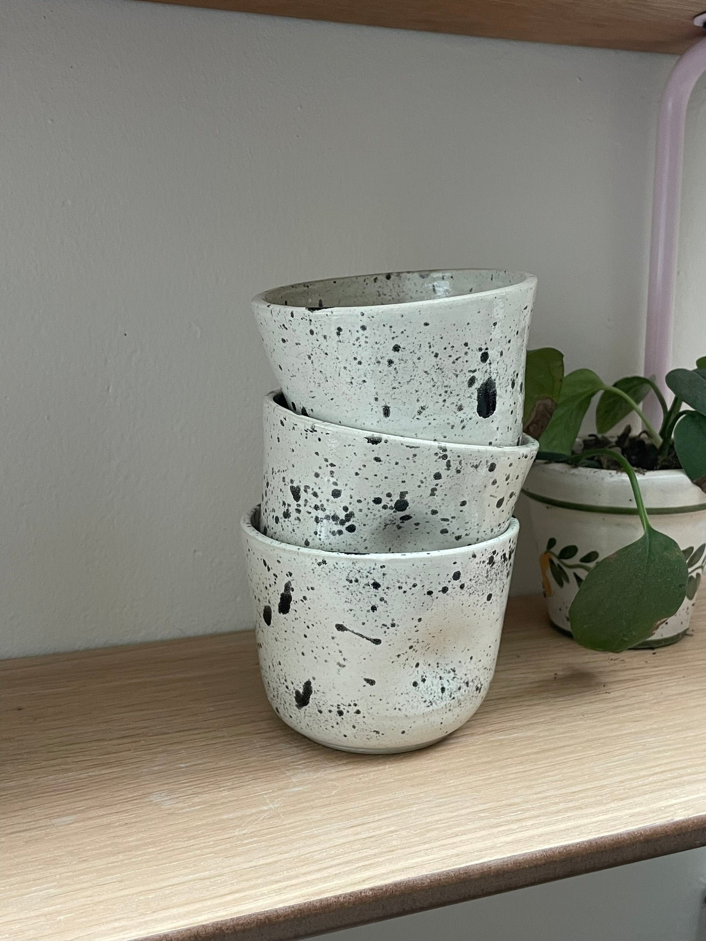 Koffiemok met een deukje- inktspots